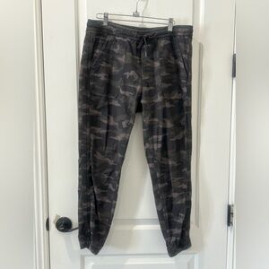 Athleta Farallon Jogger. Green camo size 12. EUC